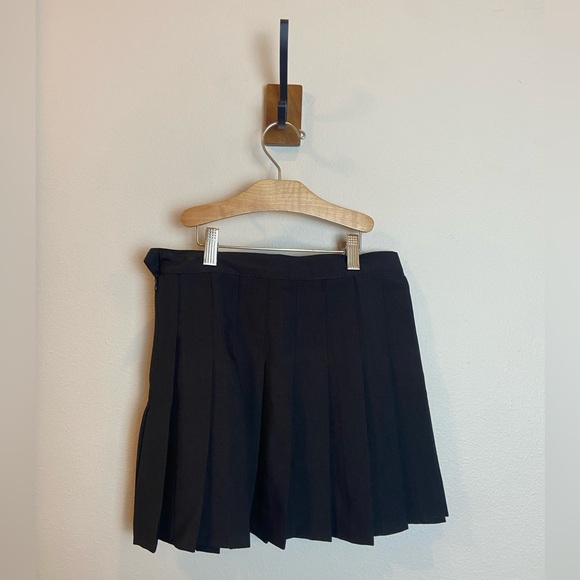 Classic Black Pleated Skirt - Picture 2 of 4